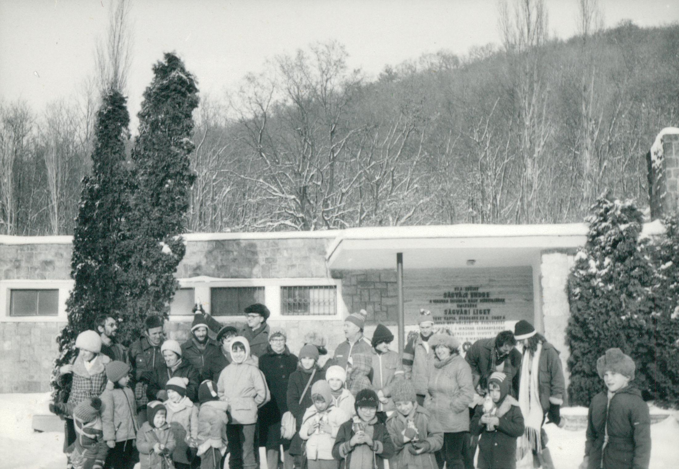 Kicsik és nagyok a Széchenyi-hegyi gyermekvasút megállójánál - Dokumentációs Központ/Fotótár/FTV gyűjtemény