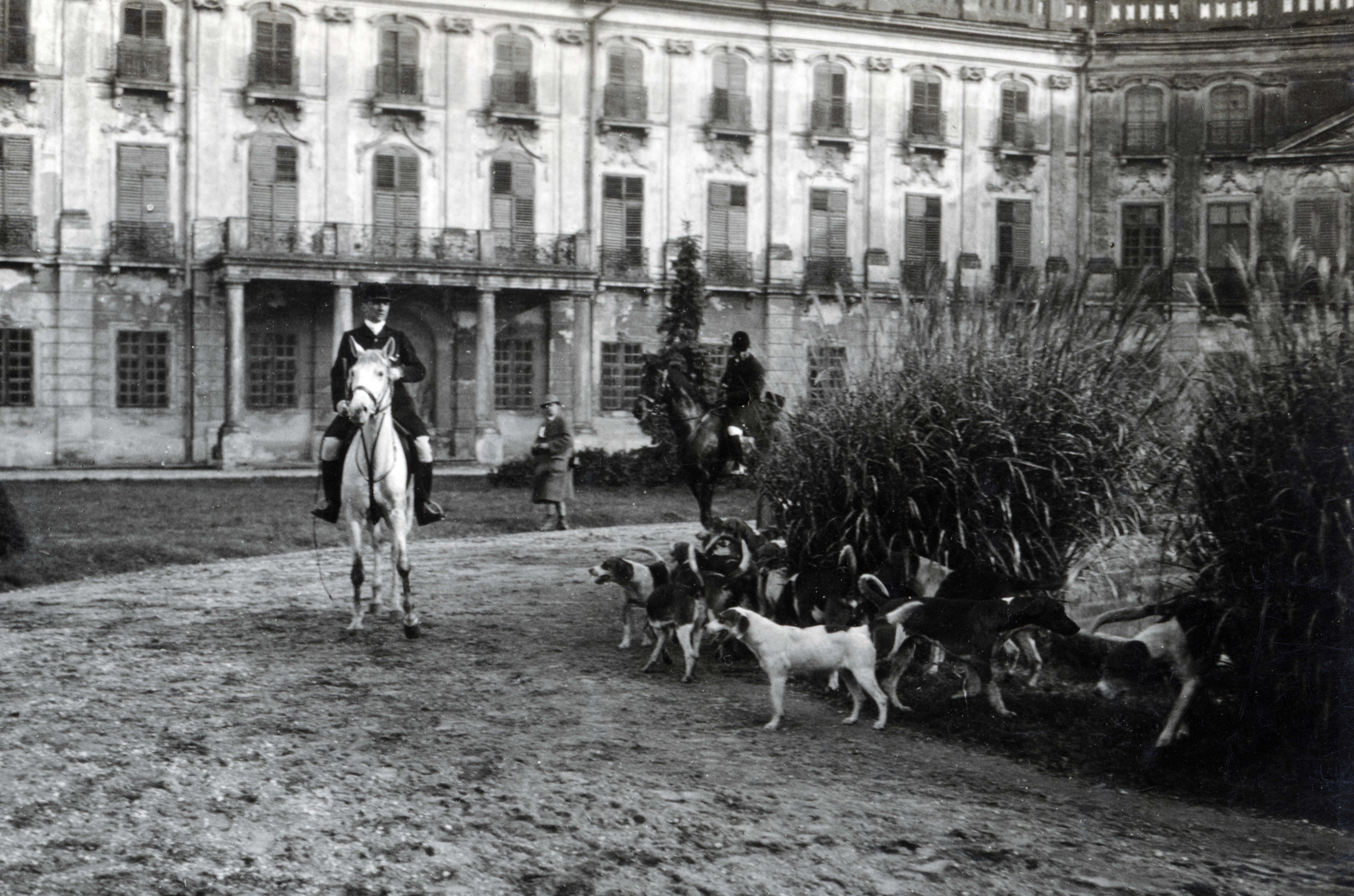 Falkavadászat 1932-ben a fertődi Esterházy-kastélynál – FORTEPAN/Boda Balázs