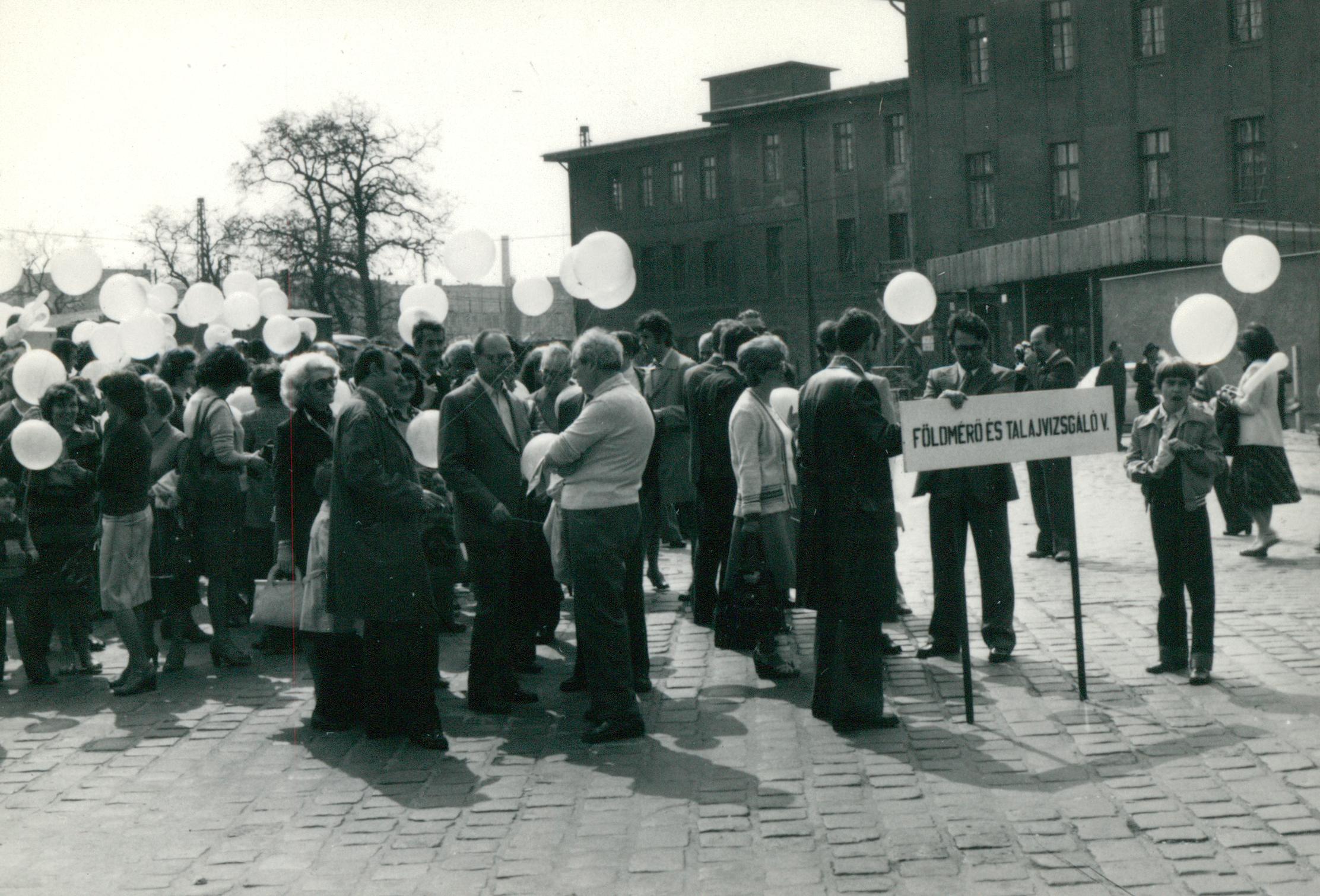 Transzparenssel felszerelkezve. Dokumentációs Központ/Fotótár/FTV gyűjtemény