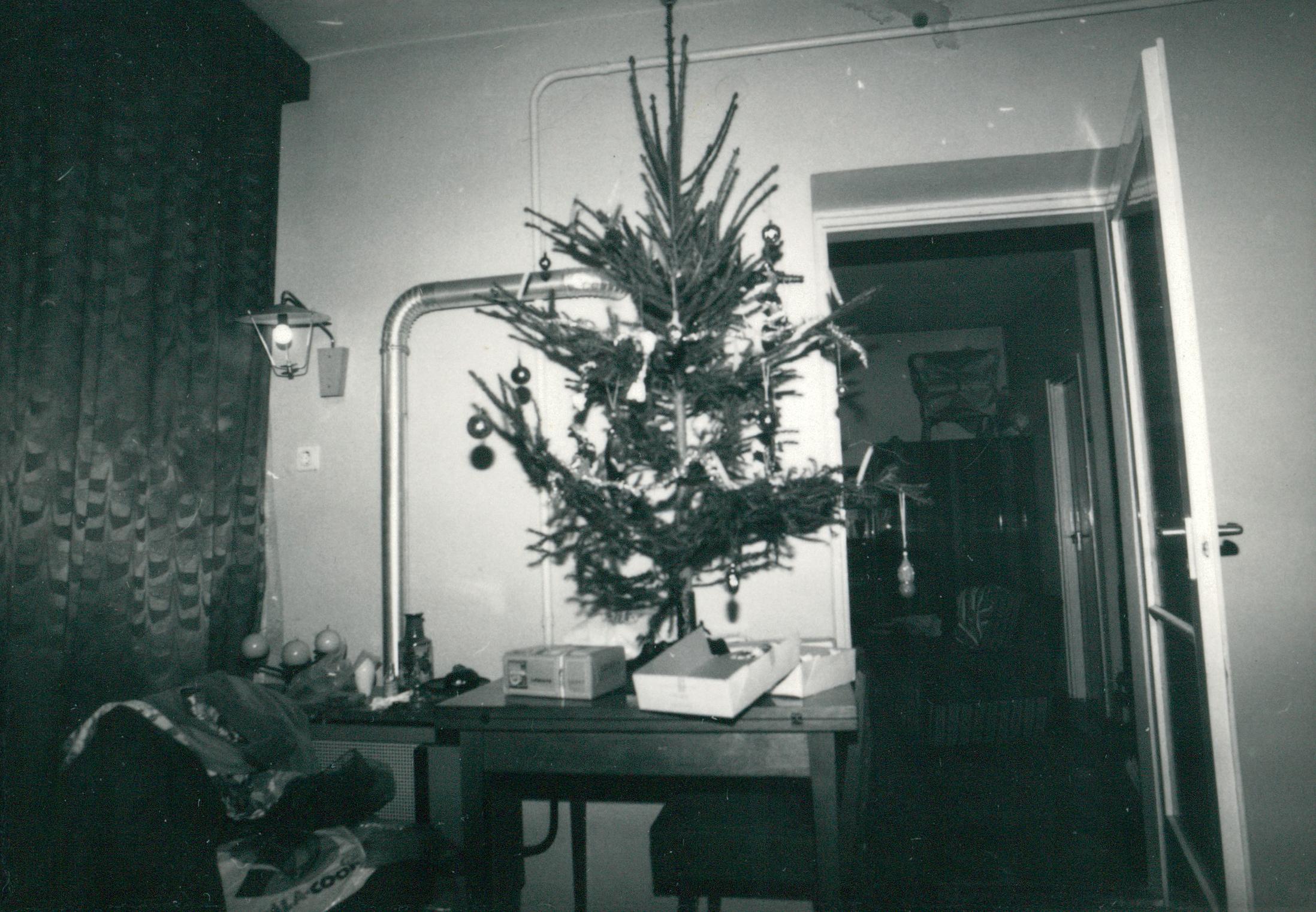 Lucfenyőből készült karácsonyfa egy szekszárdi lakásban - Dokumentációs Központ/Fotótár/FTV gyűjtemény
