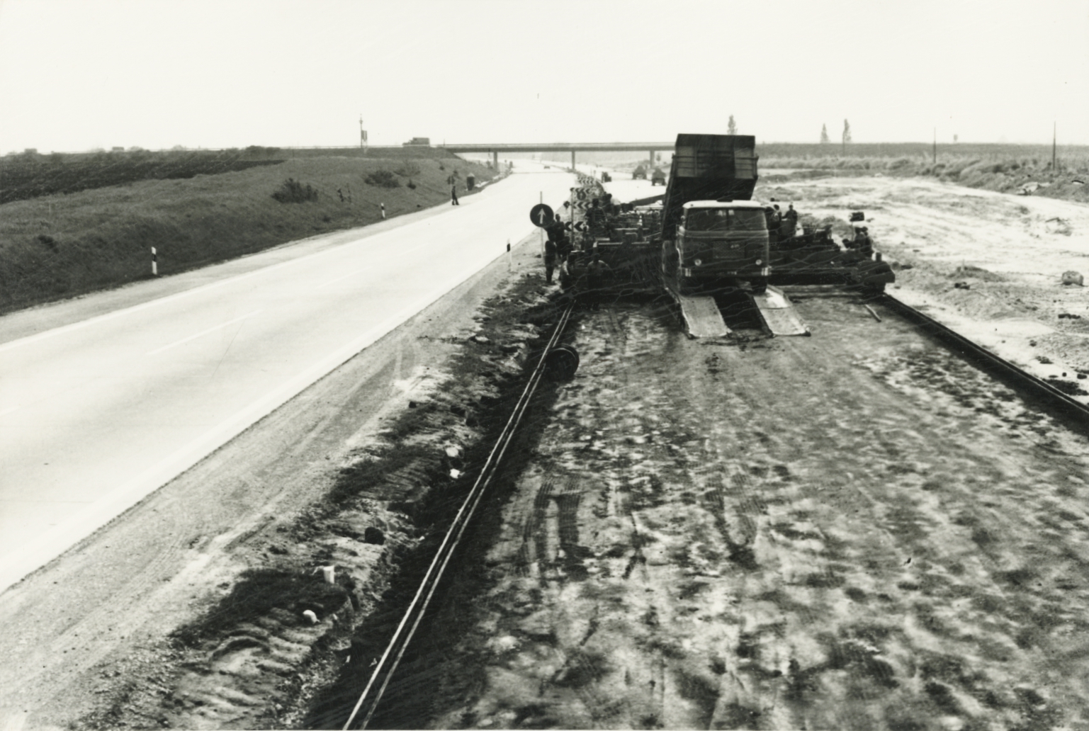 Az M7-es autópálya építése Balatonvilágosnál - Dokumentációs Központ/Fotótár/UVATERV gyűjtemény