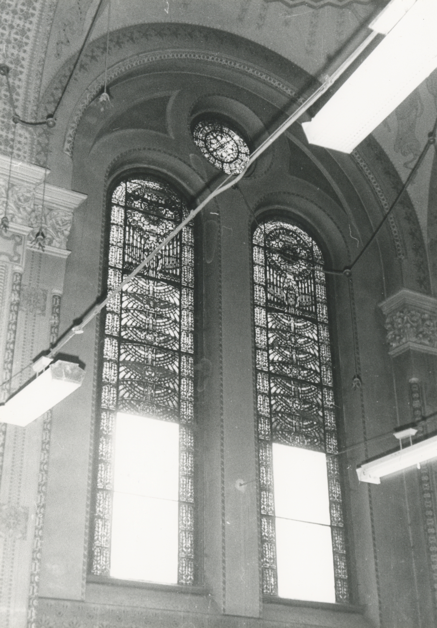 A háromféle üvegablak eredeti állapotában és 1970-ben – A Művészet Kiskönyvtára. Bp. 1978. és Dokumentációs Központ/Fotótár/VÁTI gyűjtemény