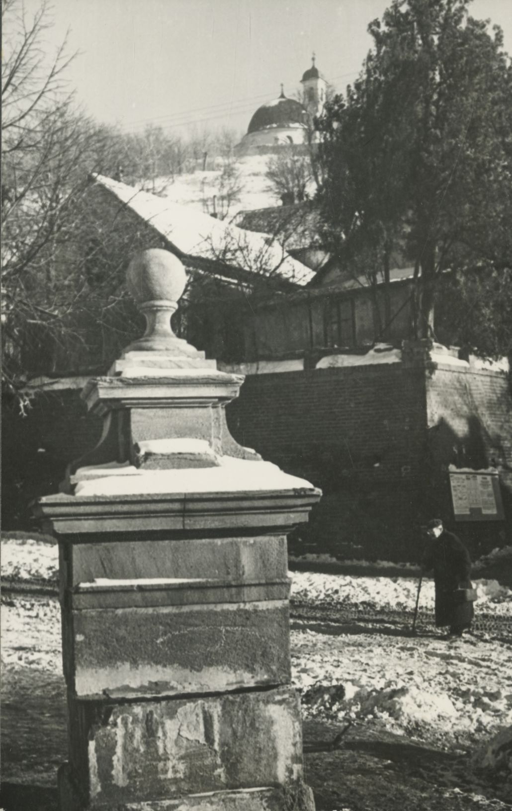 Idős úr sétál fel a meredek, havas útszakaszon - Dokumentációs Központ/Fotótár/Pécsiterv gyűjtemény