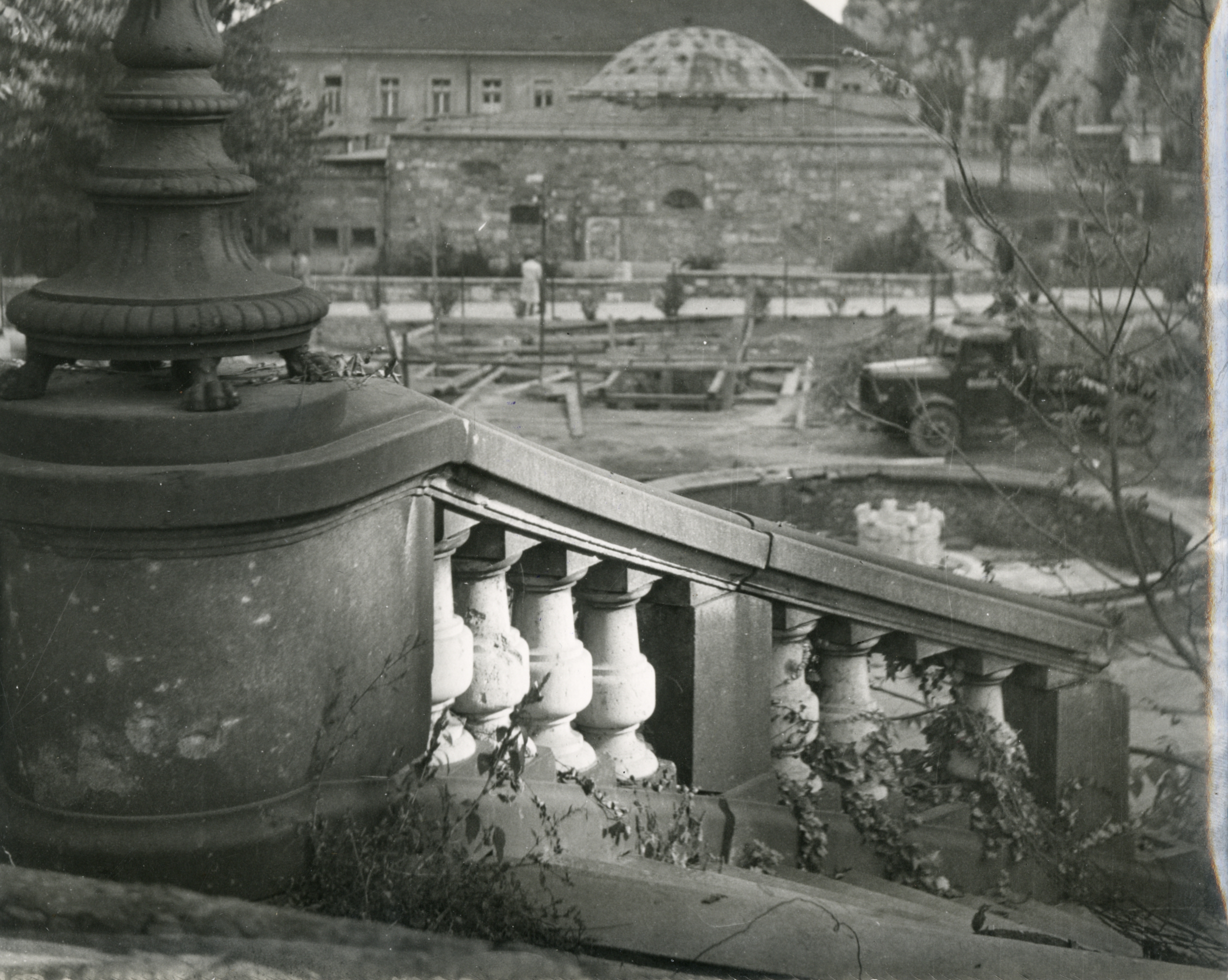 Nézet a Rudas fürdő felé az Erzsébet híd egykori budai hídfője felől - Dokumentációs Központ/Fotótár/UVATERV gyűjtemény