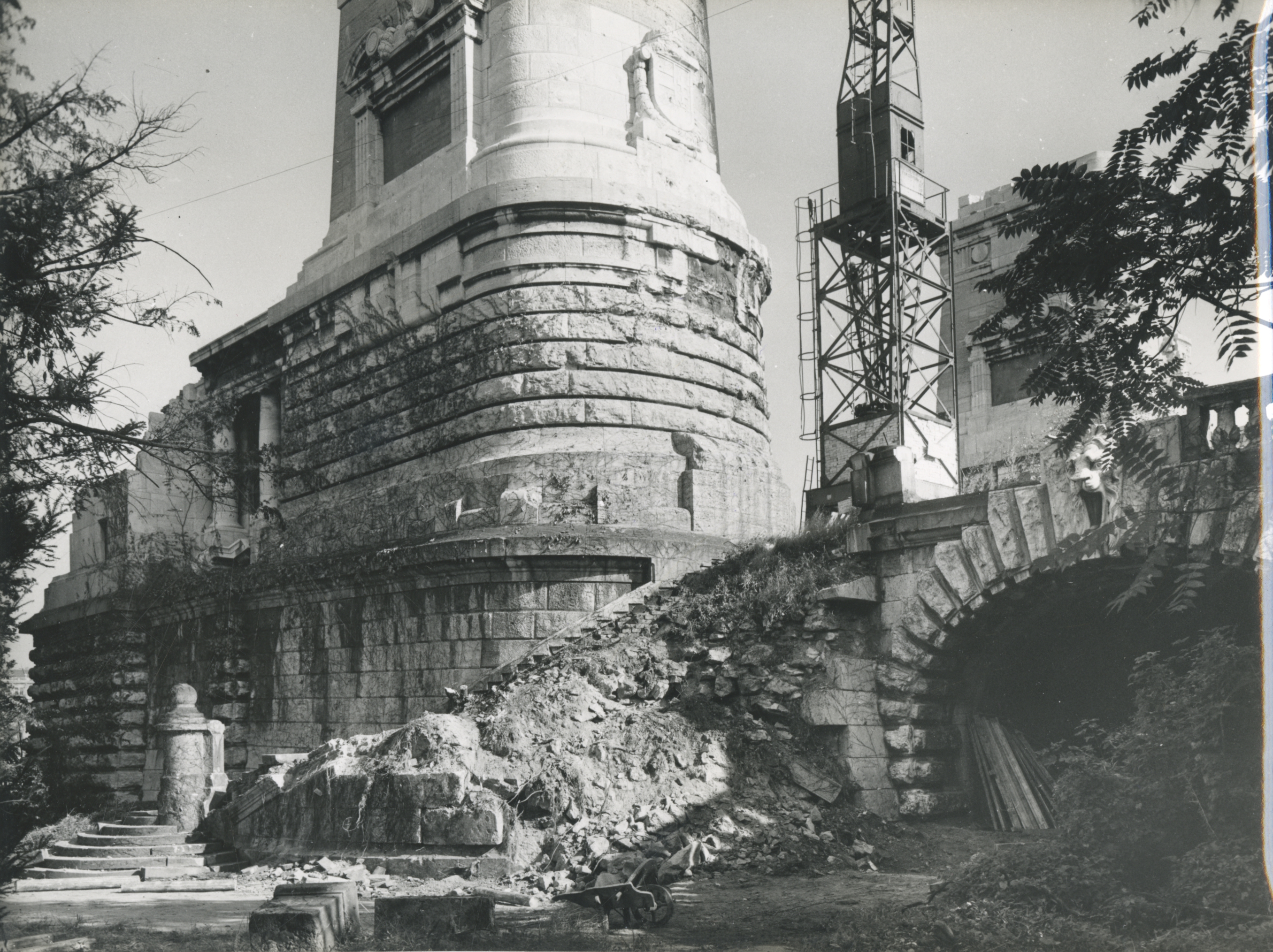 A felrobbantott Erzsébet híd budai hídfő - Dokumentációs Központ/Fotótár/UVATERV gyűjtemény