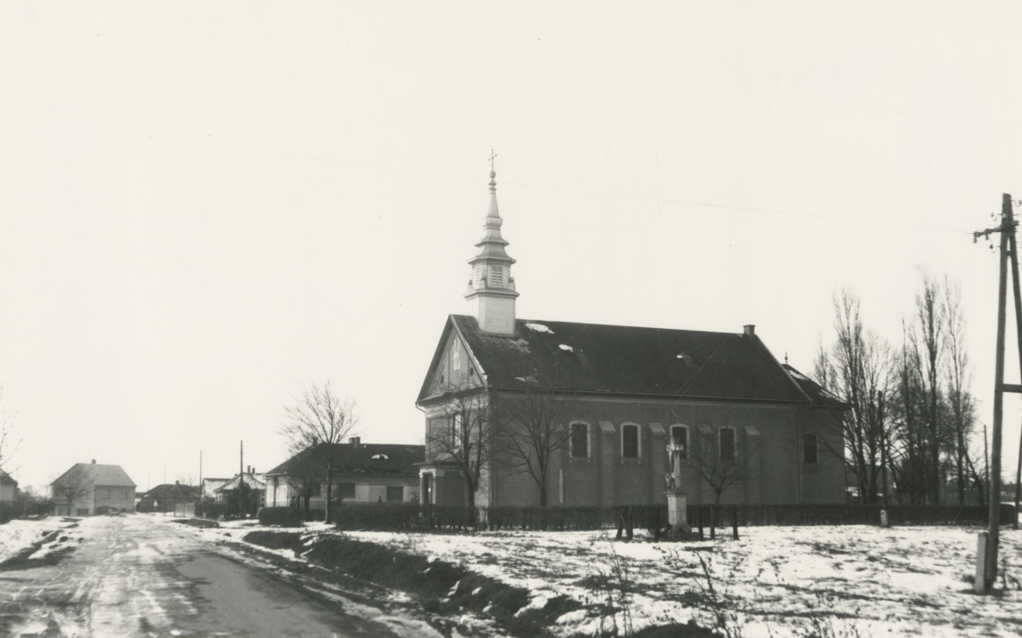 Magyarok Nagyasszonya plébánia, Nagykarácsony (Gazda Anikó) - Dokumentációs Központ/Fotótár/VÁTI gyűjtemény