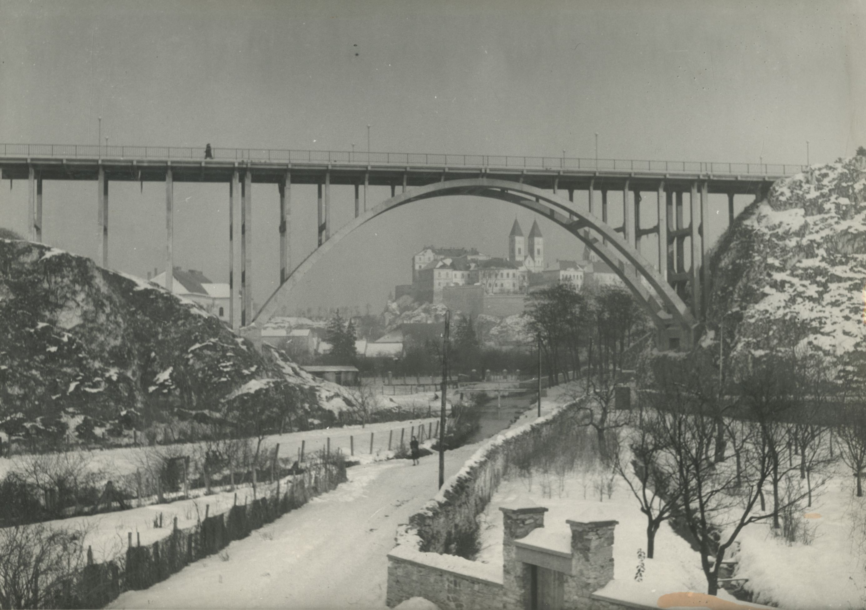 A veszprémi Szent István völgyhíd téli pompában – Dokumentációs Központ/Fotótár/VÁTI gyűjtemény