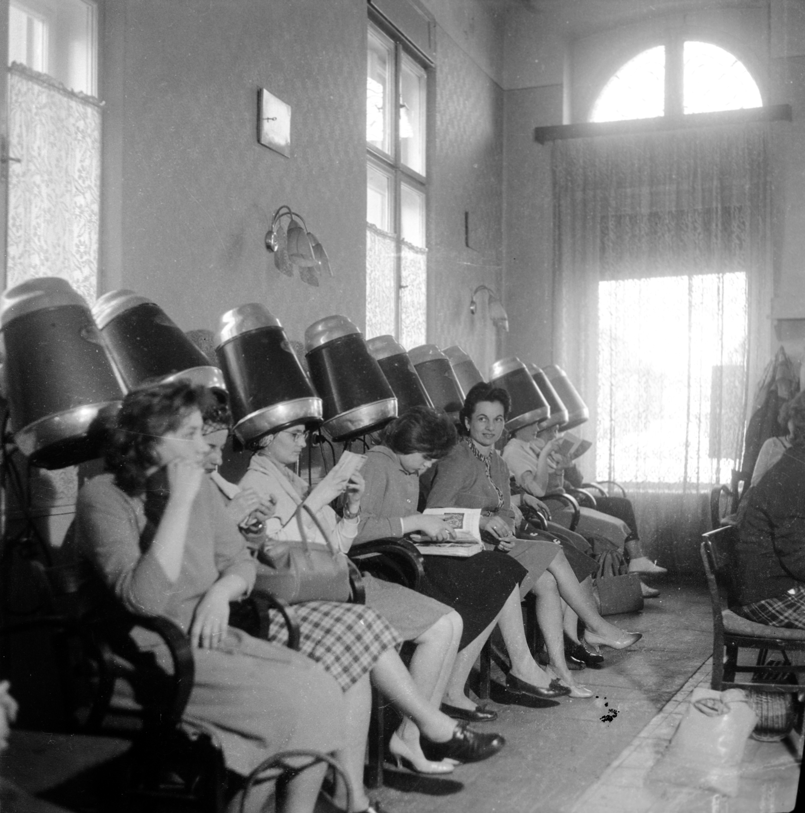 Nők a búra alatt, 1960. Képszám: 84472. Készítő: Morvay Lajos. Adományozó: Morvai Kinga. Fortepan.