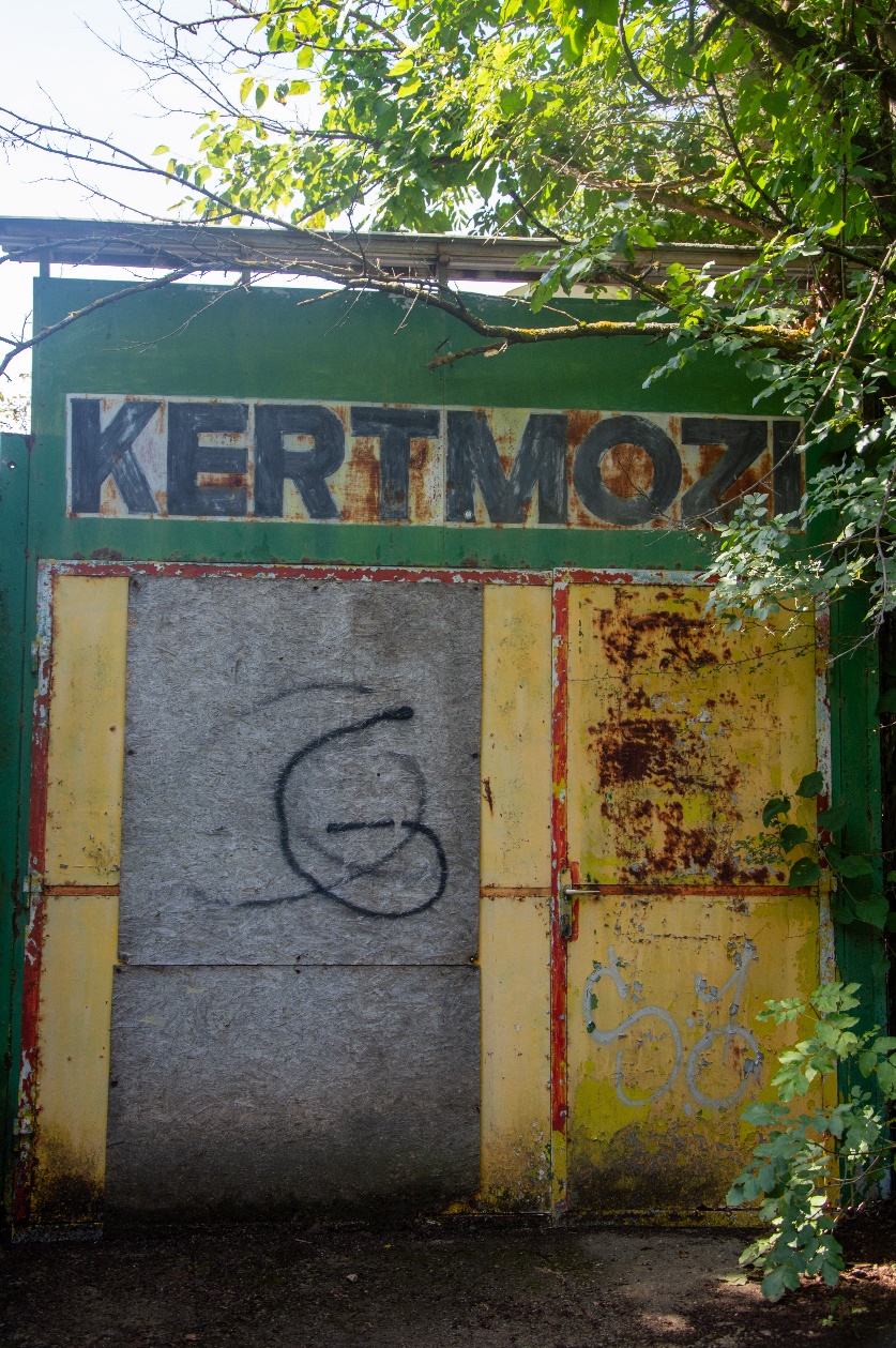 A kertmozi bejárata napjainkban - Dokumentációs Központ