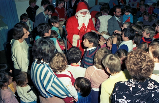 Télapó ünnepség a POTI-nál, a második képen Eszményi Viktória ad koncertet a gyerekeknek – Dokumentációs Központ/Fotótár/POTI gyűjtemény