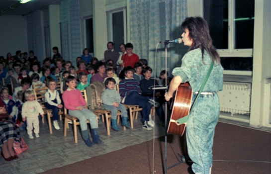 Télapó ünnepség a POTI-nál, a második képen Eszményi Viktória ad koncertet a gyerekeknek – Dokumentációs Központ/Fotótár/POTI gyűjtemény