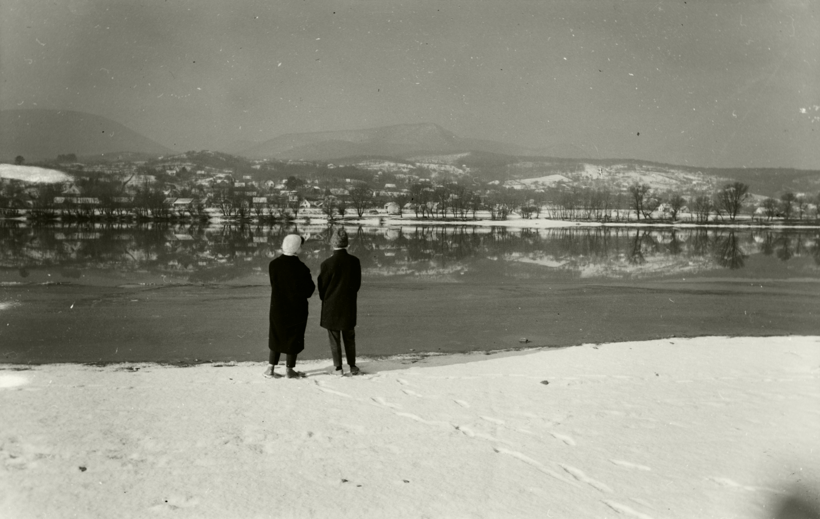 Leányfalun a jeges Dunaparton - Dokumentációs Központ/Fotótár/VÁTI gyűjtemény