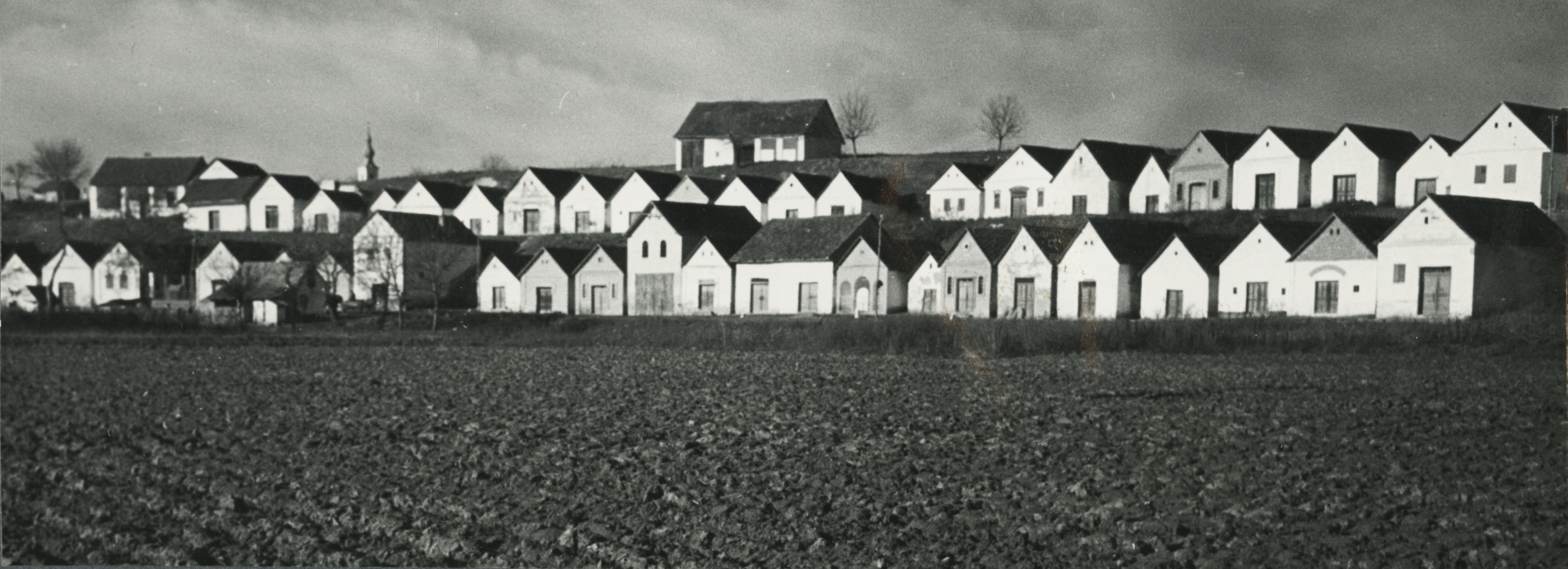 DOK/BTI/73/3656/01. Villánykövesdi pincék, 1961. Tillai Ernő fotográfiája a III. Nemzetközi Fotókiállítás anyagának részeként a Magyar Építőművészet 9. évfolyamának 2. számában (1960) is megjelent.
