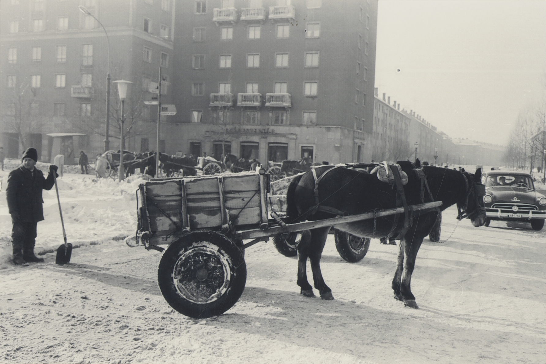A hó eltakarítása a dunaújvárosi Vasmű út és a Kossuth Lajos utca kereszteződésében – Dokumentációs Központ/Fotótár/DTI gyűjtemény