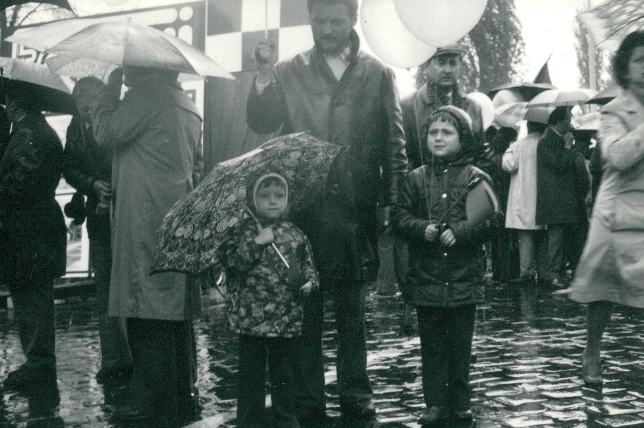 Szakadó esőben. Dokumentációs Központ/Fotótár/FTV gyűjtemény