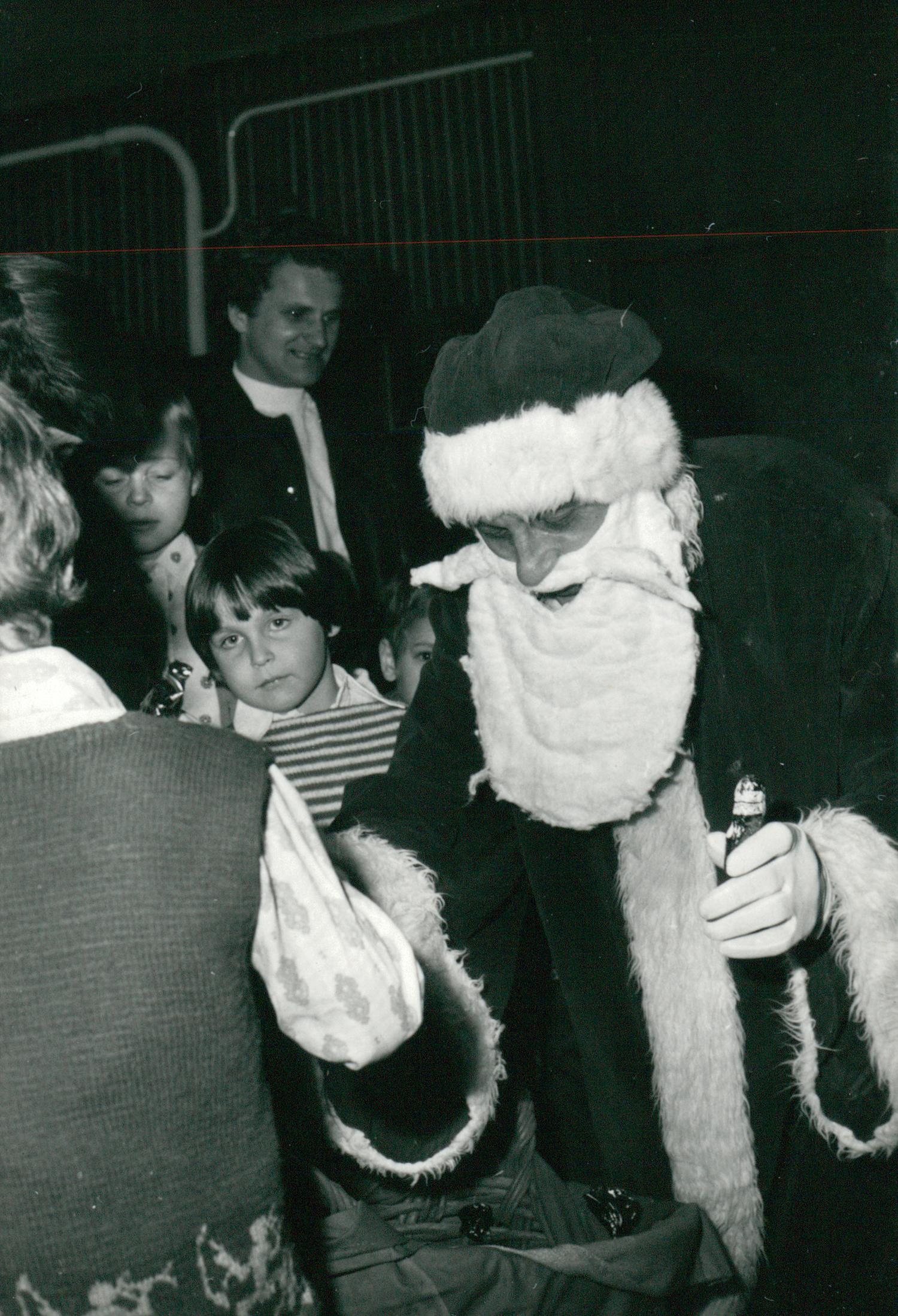 Télapó ünnepség a Földmérő és Talajvizsgáló Vállalatnál – Dokumentációs Központ/Fotótár/FTV gyűjtemény