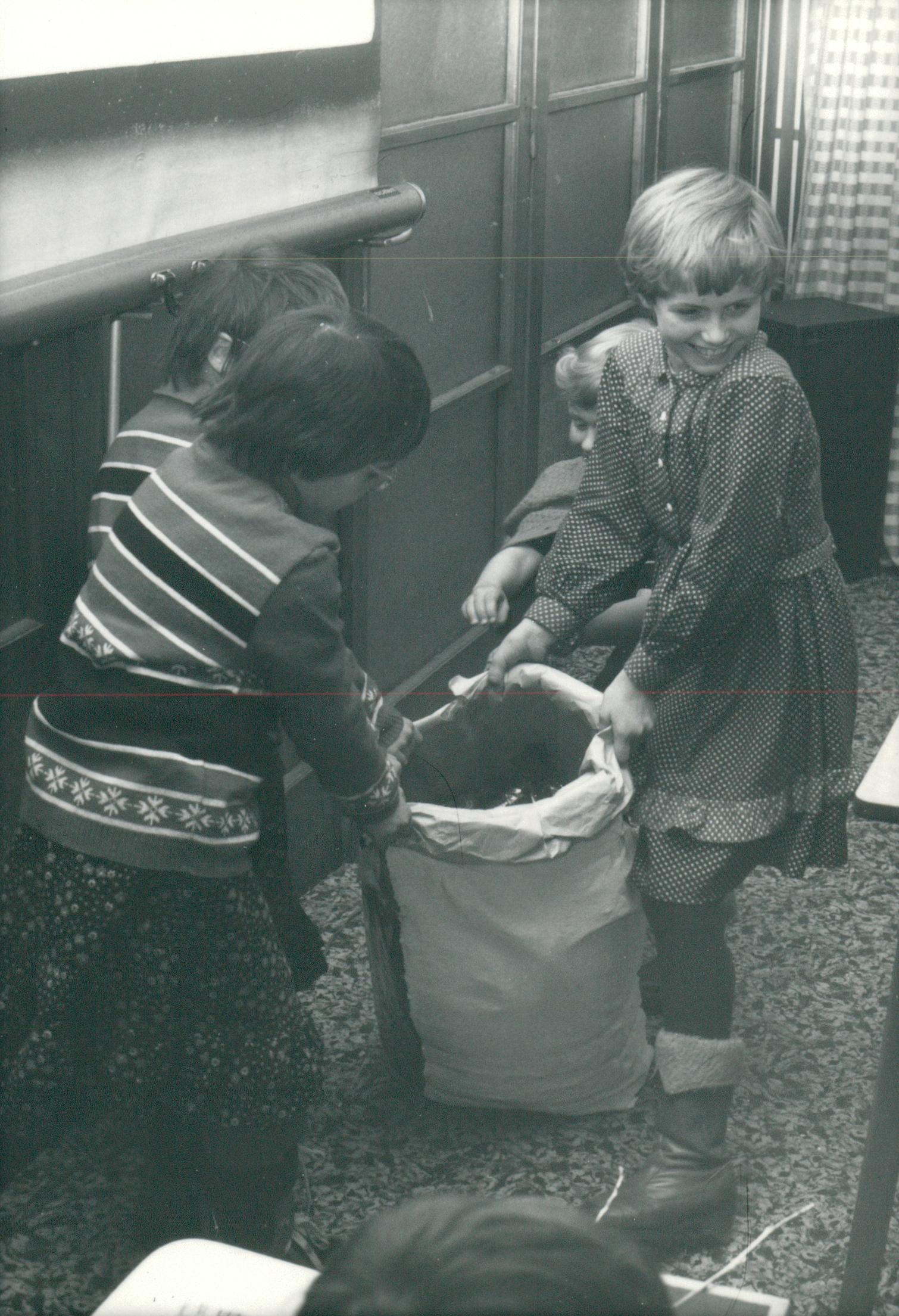 Télapó ünnepség a Földmérő és Talajvizsgáló Vállalatnál – Dokumentációs Központ/Fotótár/FTV gyűjtemény