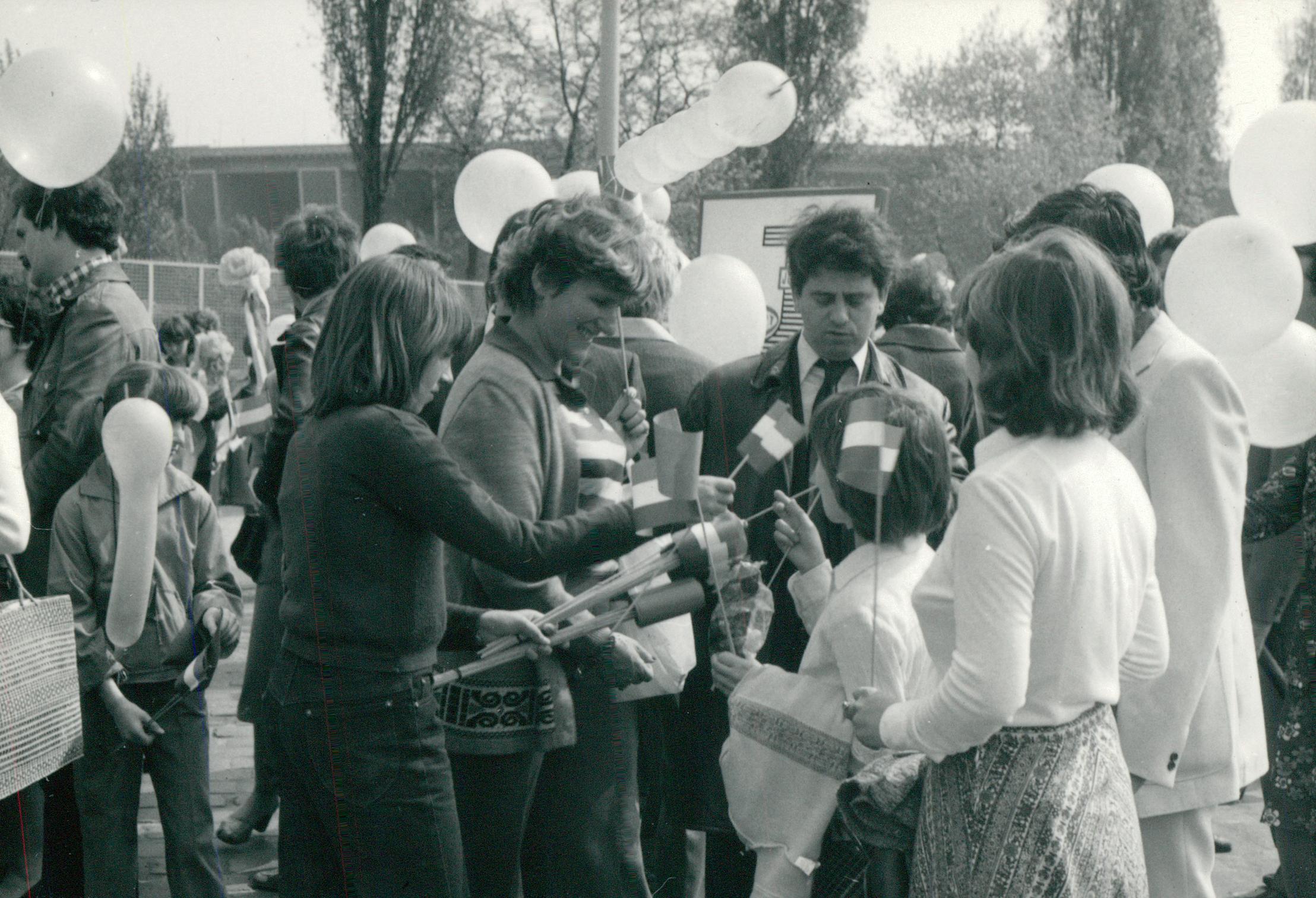 Magyar zászlók osztogatása. Dokumentációs Központ/Fotótár/FTV gyűjtemény