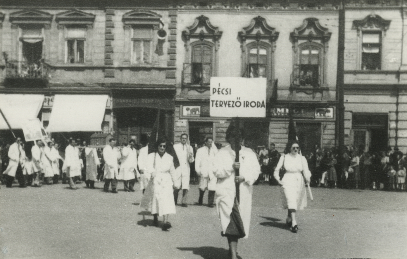 A PÉCSITERV tervezői jellegzetes fehér köpenyben az 1950-es években - Dokumentációs Központ/Fotótár/PÉCSITERV gyűjtemény