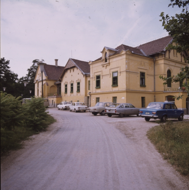A Hotel Diana az M1 autópálya mellett – Dokumentációs Központ/Fotótár/UVATERV gyűjtemény