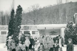 Kicsik és nagyok a Széchenyi-hegyi gyermekvasút megállójánál - Dokumentációs Központ/Fotótár/FTV gyűjtemény