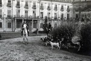 Falkavadászat 1932-ben a fertődi Esterházy-kastélynál – FORTEPAN/Boda Balázs